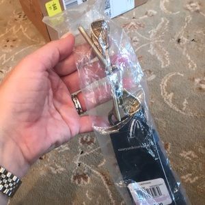 Vineyard vines brass lacrosse buckle navy belt.